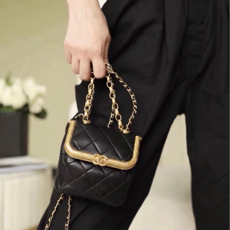 【97新 ✨ 全網最低價！】香奈兒CHANEL kiss lock 黑金Mini垃圾桶包 （下單前先詢問庫存❗️）-1