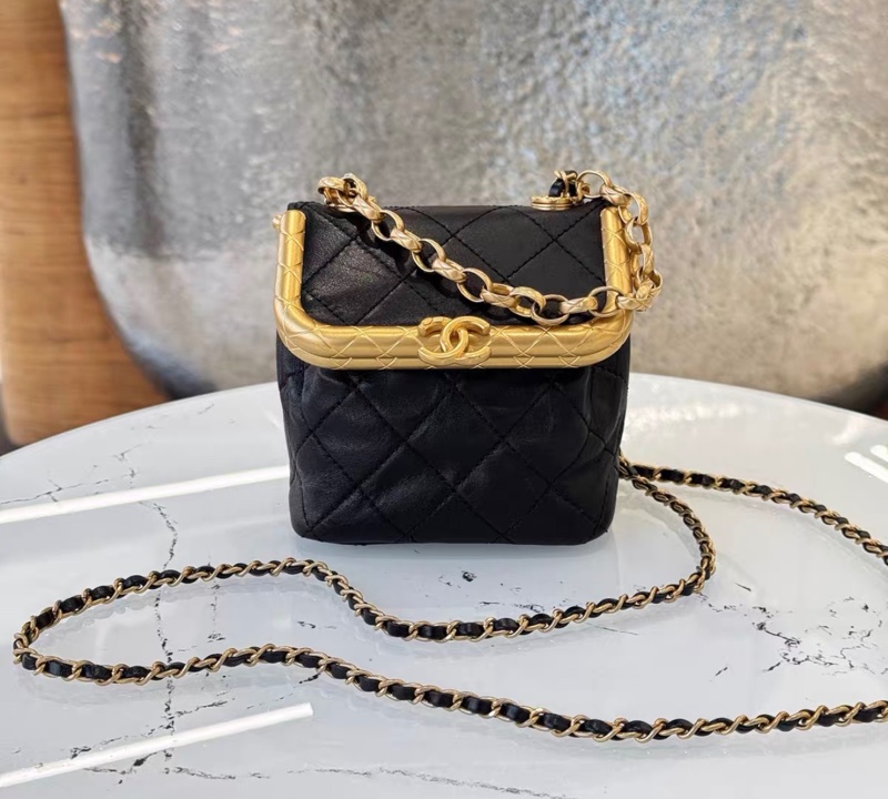【97新 ✨ 全網最低價！】香奈兒CHANEL kiss lock 黑金Mini垃圾桶包 （下單前先詢問庫存❗️）-2