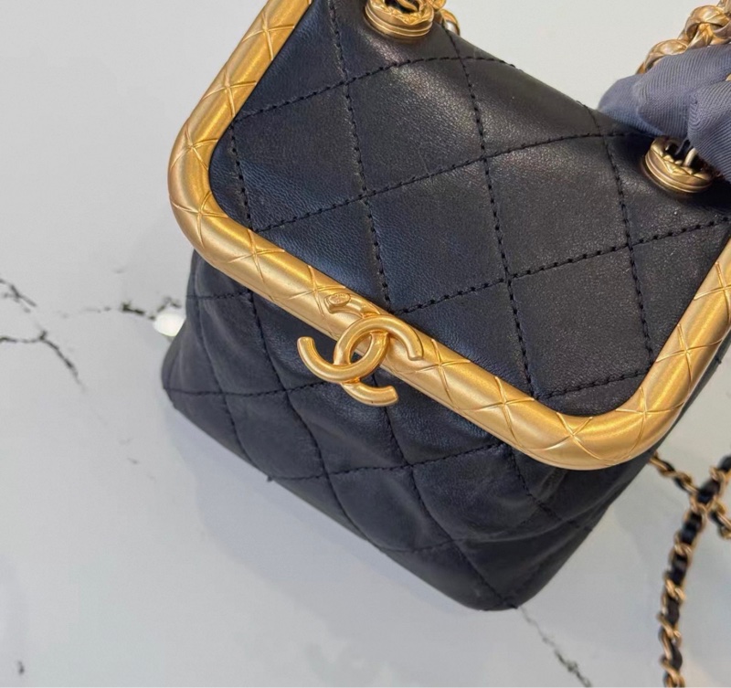 【97新 ✨ 全網最低價！】香奈兒CHANEL kiss lock 黑金Mini垃圾桶包 （下單前先詢問庫存❗️）-4