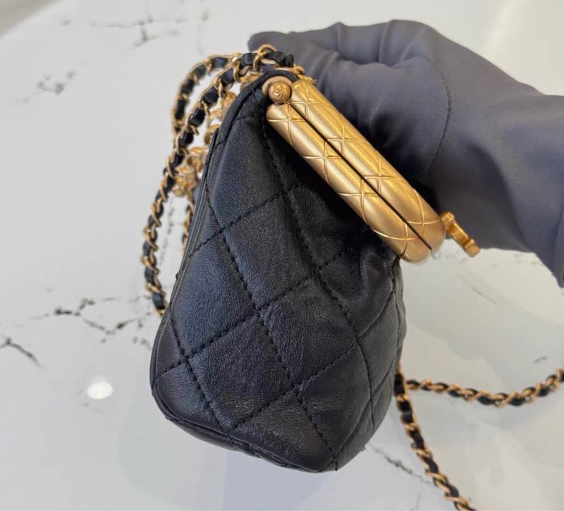 【97新 ✨ 全網最低價！】香奈兒CHANEL kiss lock 黑金Mini垃圾桶包 （下單前先詢問庫存❗️）-6