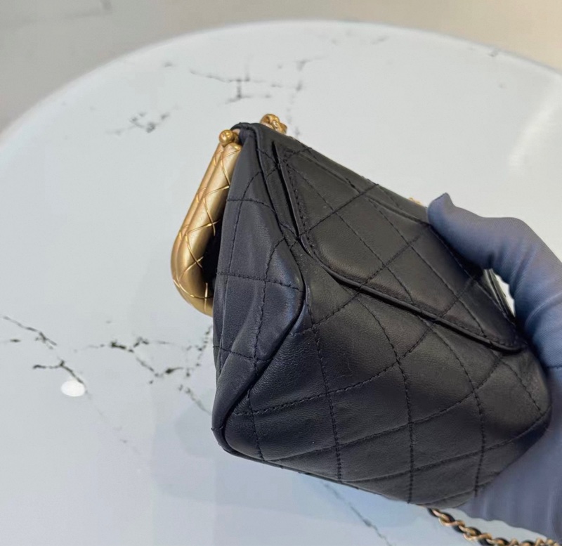 【97新 ✨ 全網最低價！】香奈兒CHANEL kiss lock 黑金Mini垃圾桶包 （下單前先詢問庫存❗️）-7
