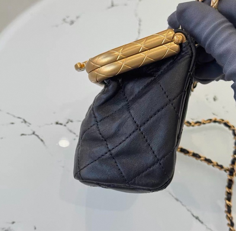【97新 ✨ 全網最低價！】香奈兒CHANEL kiss lock 黑金Mini垃圾桶包 （下單前先詢問庫存❗️）-9