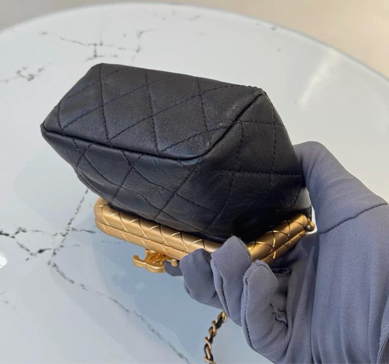【97新 ✨ 全網最低價！】香奈兒CHANEL kiss lock 黑金Mini垃圾桶包 （下單前先詢問庫存❗️）-11