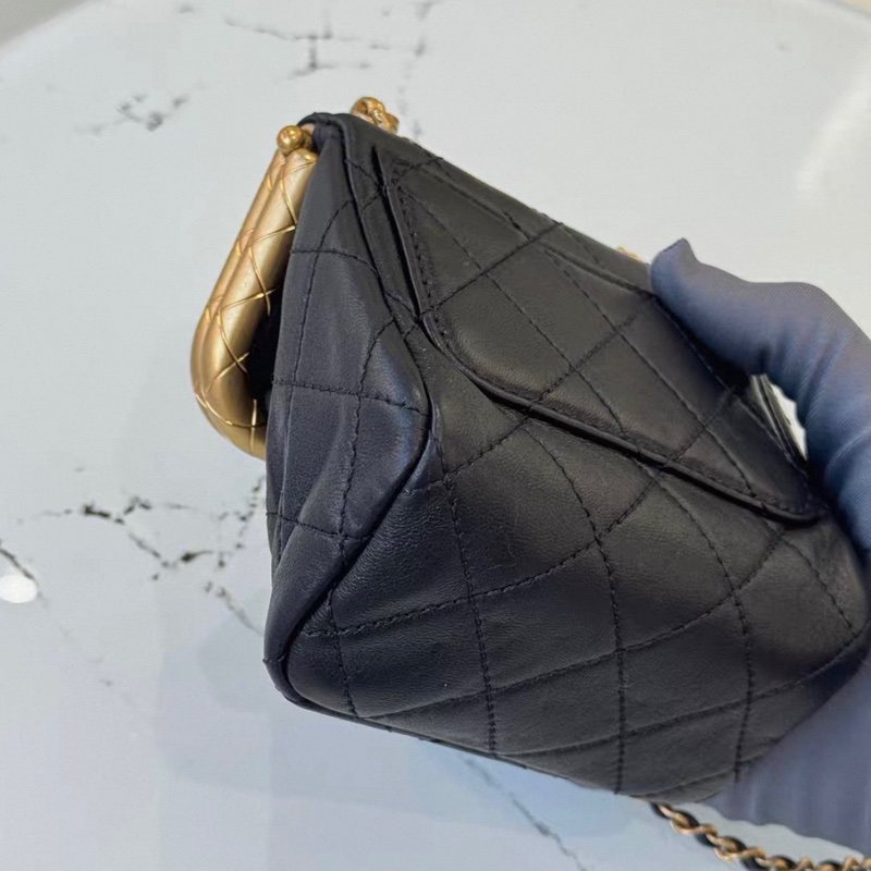 【97新 ✨ 全網最低價！】香奈兒CHANEL kiss lock 黑金Mini垃圾桶包 （下單前先詢問庫存❗️）-14