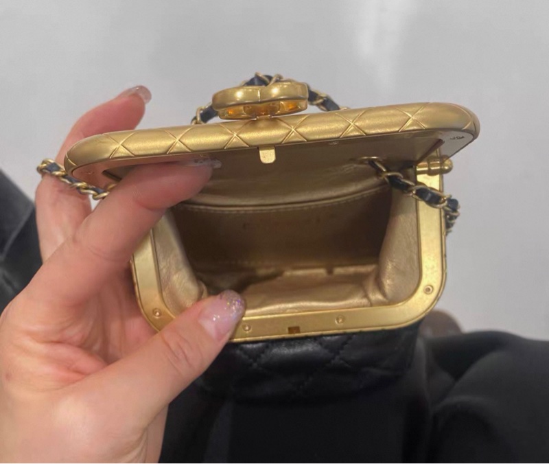 【97新 ✨ 全網最低價！】香奈兒CHANEL kiss lock 黑金Mini垃圾桶包 （下單前先詢問庫存❗️）-12