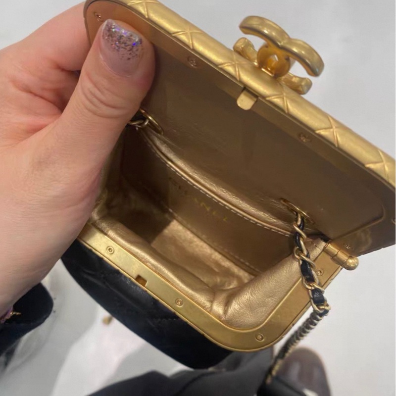 【97新 ✨ 全網最低價！】香奈兒CHANEL kiss lock 黑金Mini垃圾桶包 （下單前先詢問庫存❗️）-13