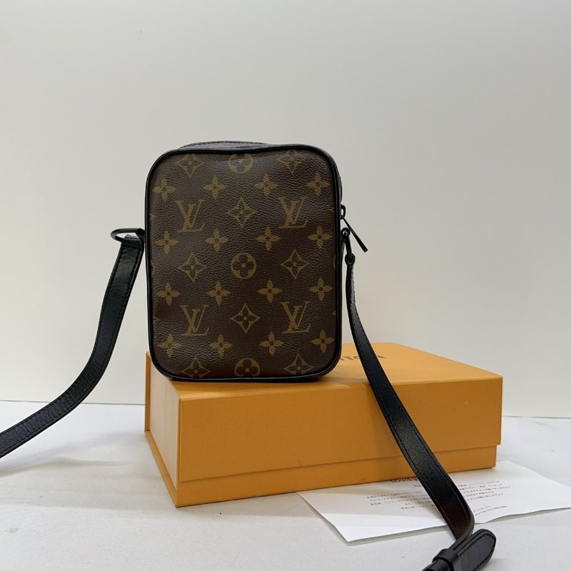 LV Christopher隨身包-1