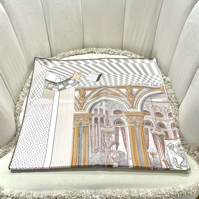 （已預留）Hermes 愛馬仕 動物大劇院絲巾/90*90cm/灰粉大方巾/全新閒置美品-1