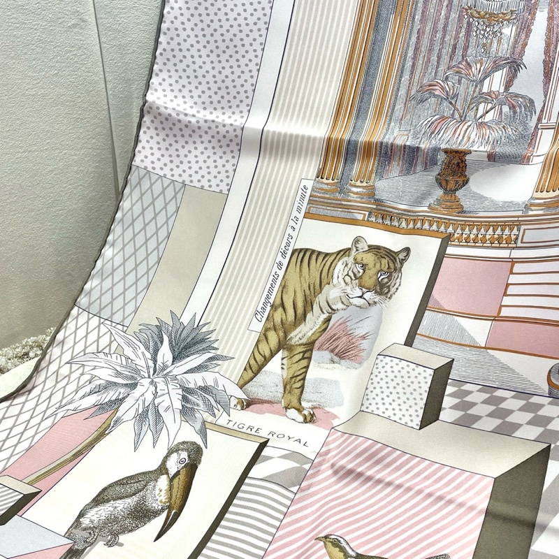 （已預留）Hermes 愛馬仕 動物大劇院絲巾/90*90cm/灰粉大方巾/全新閒置美品-2