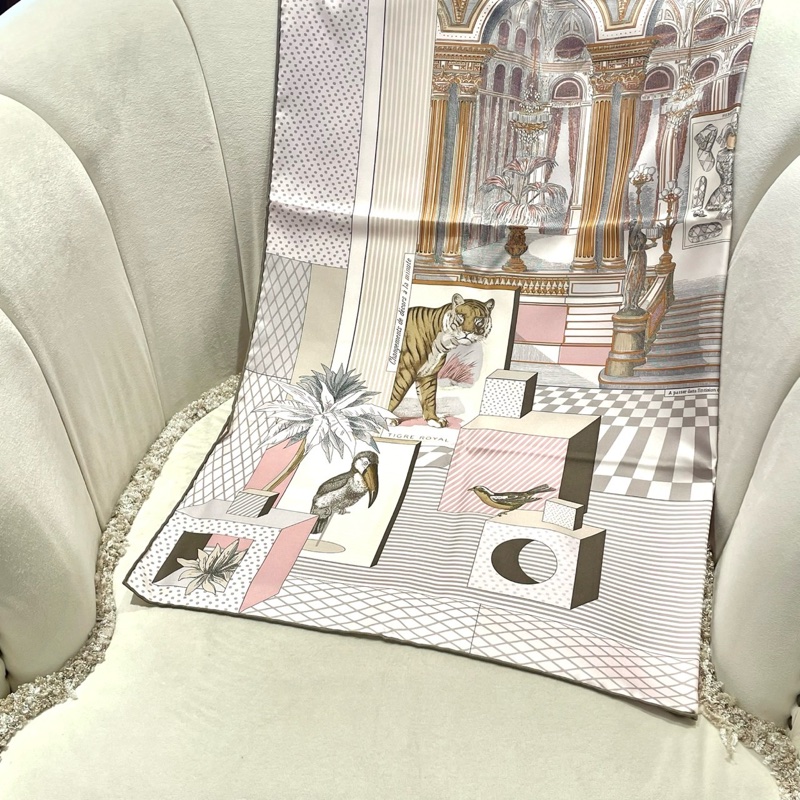 （已預留）Hermes 愛馬仕 動物大劇院絲巾/90*90cm/灰粉大方巾/全新閒置美品-4