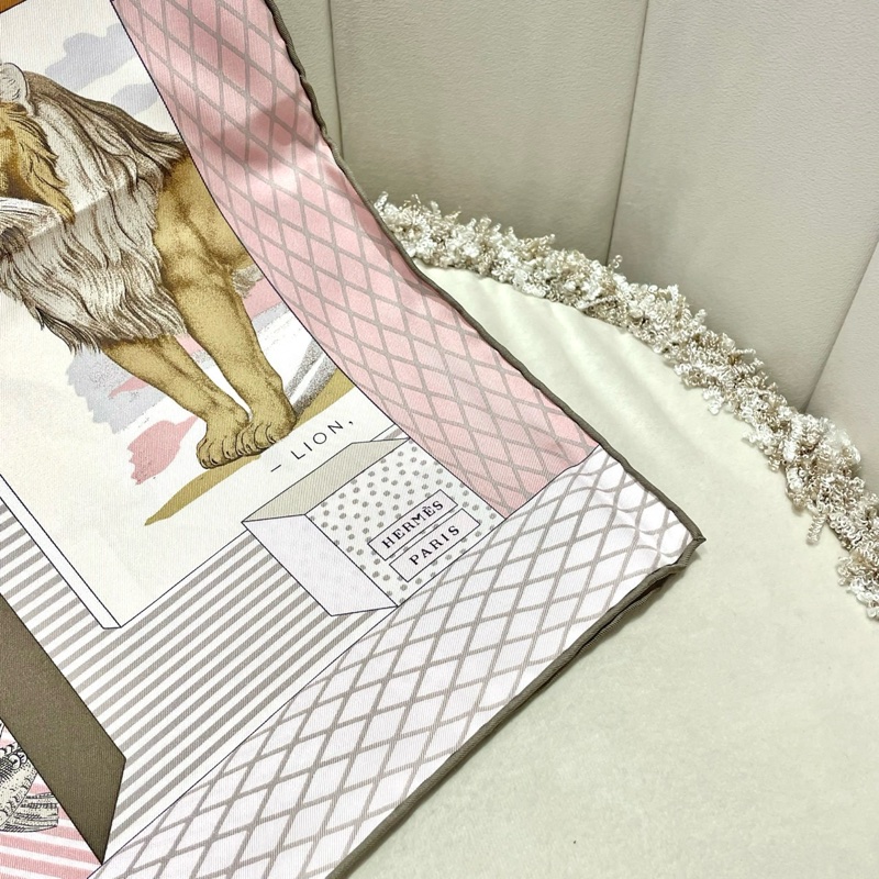 （已預留）Hermes 愛馬仕 動物大劇院絲巾/90*90cm/灰粉大方巾/全新閒置美品-5