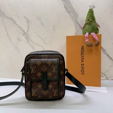 LV 老花斜背隨身包