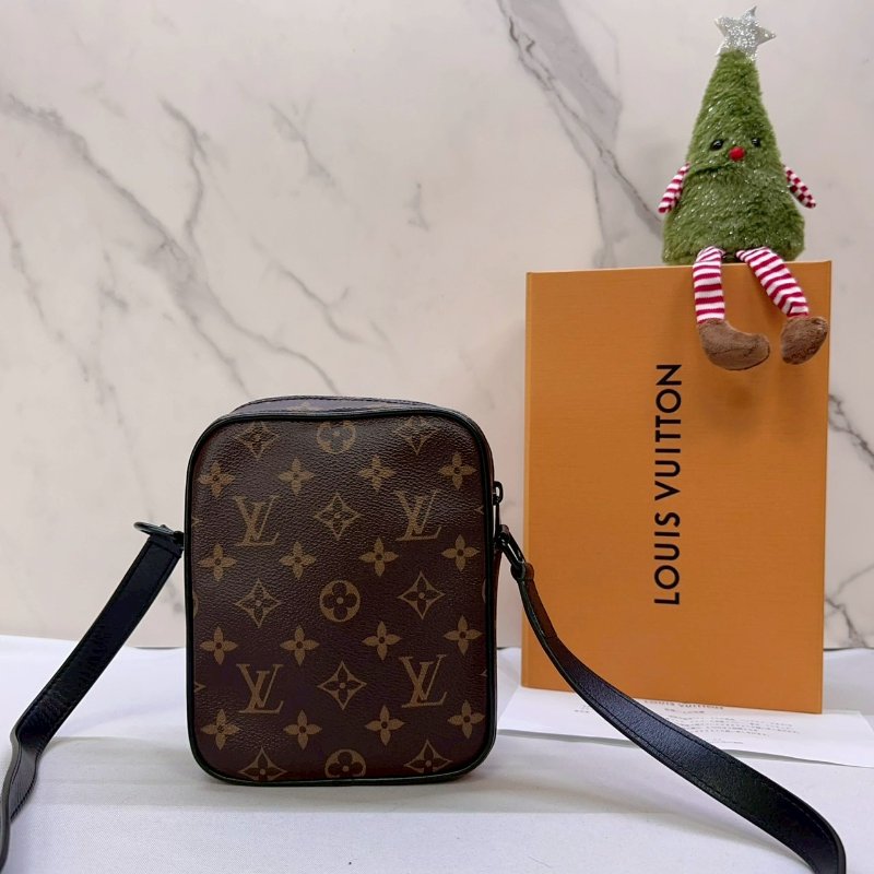 LV 老花斜背隨身包-1