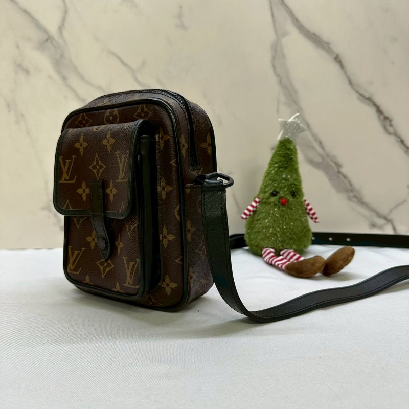 LV 老花斜背隨身包-2