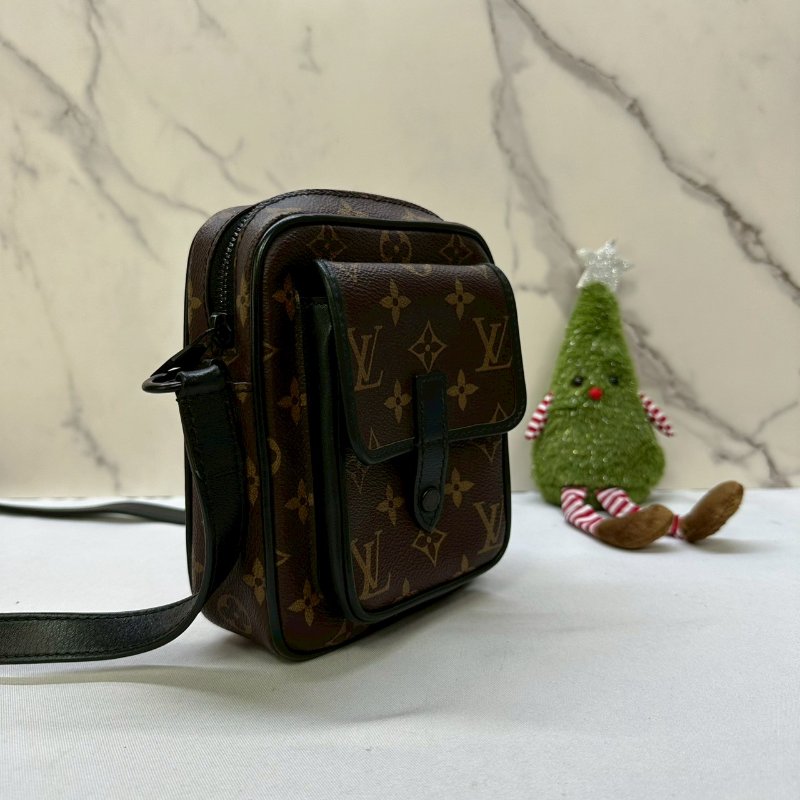 LV 老花斜背隨身包-3