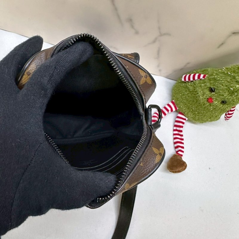 LV 老花斜背隨身包-4