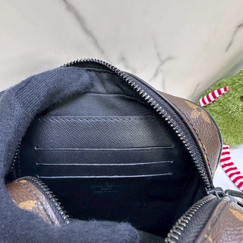 LV 老花斜背隨身包-5