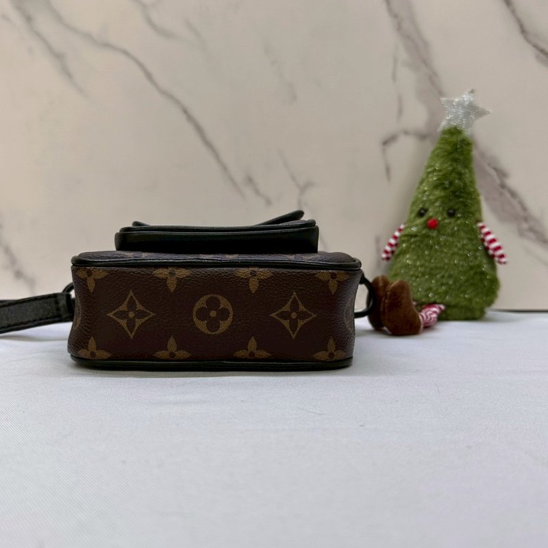 LV 老花斜背隨身包-7