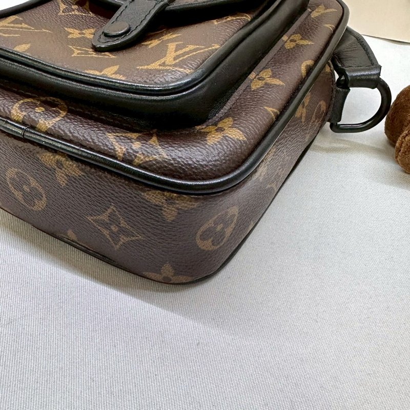 LV 老花斜背隨身包-8