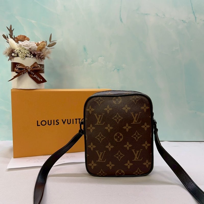 LV Christopher老花隨身包-1