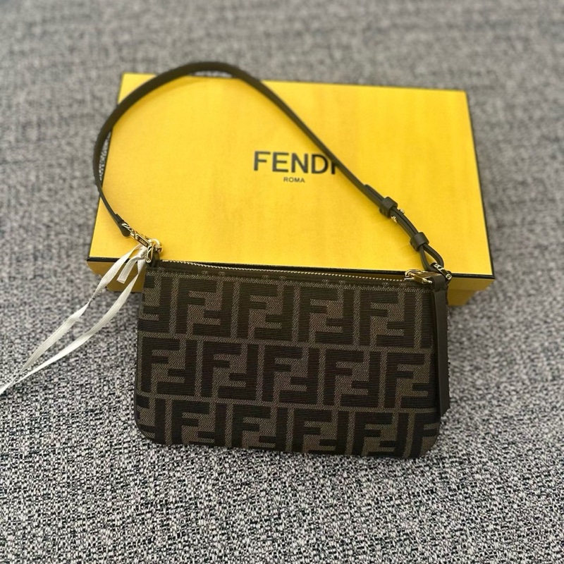 Fendi 扁形Baguette手拿包 菸草棕色-1