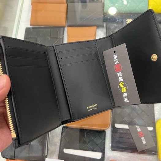 東區正精品㊣BURBERRY 8062372 全新黑色全皮金色TB釦子拉鍊三折零錢短夾 RZ4092-2