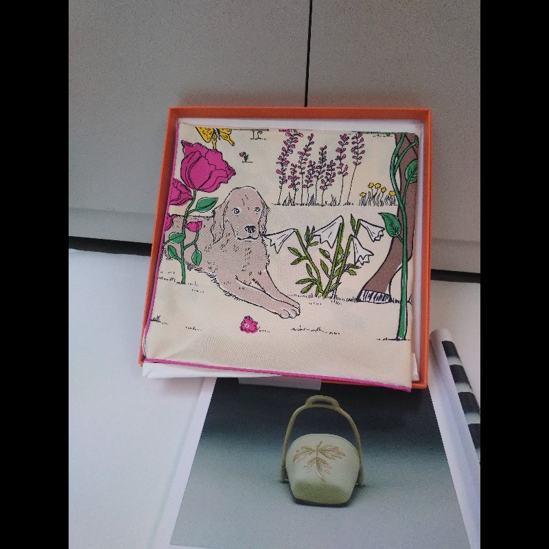 Hermes 奶油底色蘋果樹馬動物方絲巾 90-0