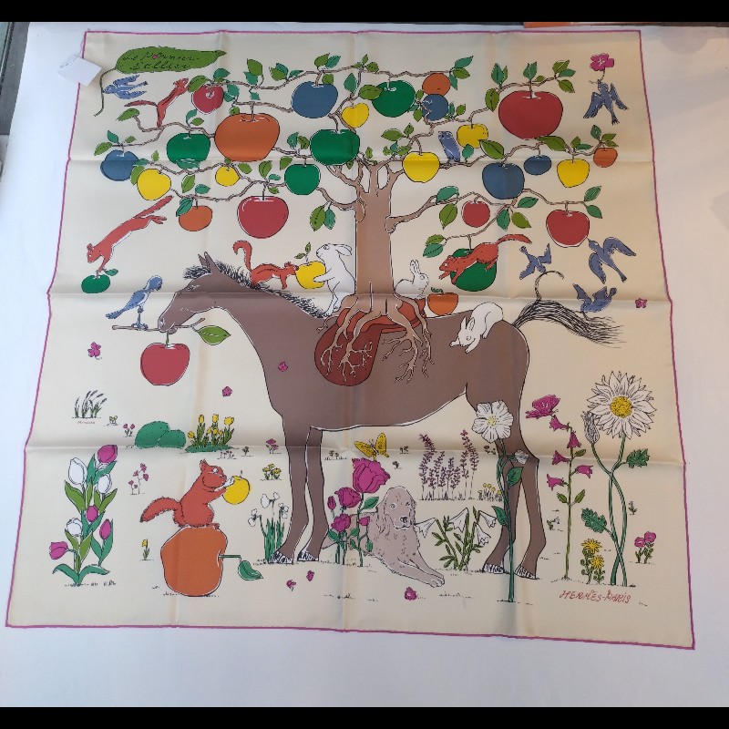 Hermes 奶油底色蘋果樹馬動物方絲巾 90-2