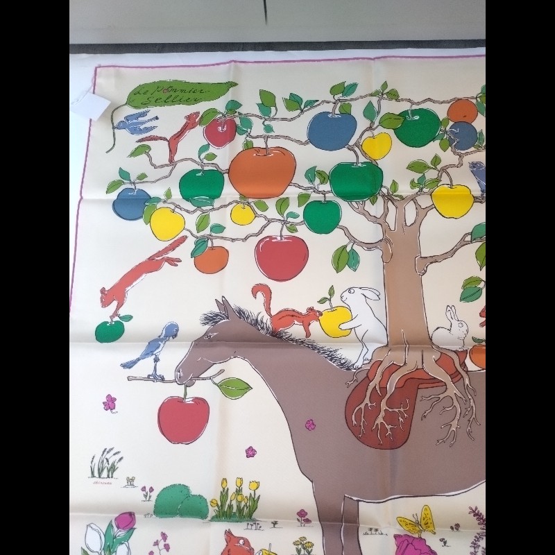 Hermes 奶油底色蘋果樹馬動物方絲巾 90-5