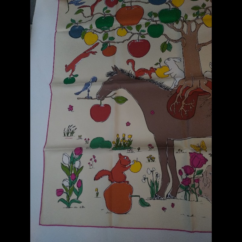 Hermes 奶油底色蘋果樹馬動物方絲巾 90-6