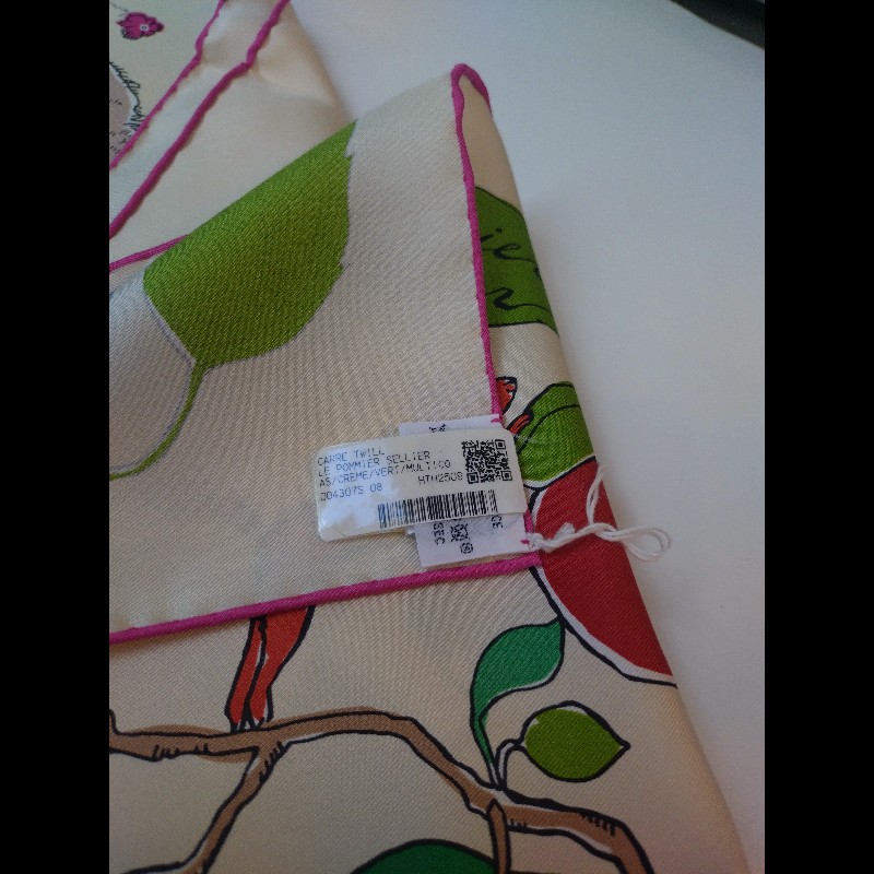 Hermes 奶油底色蘋果樹馬動物方絲巾 90-8
