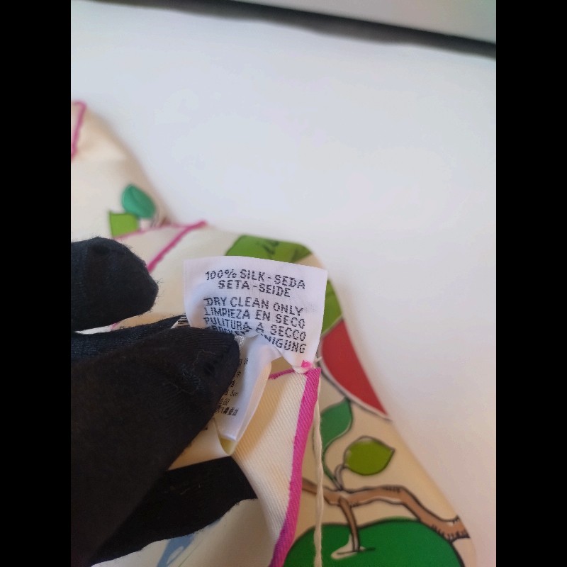 Hermes 奶油底色蘋果樹馬動物方絲巾 90-10