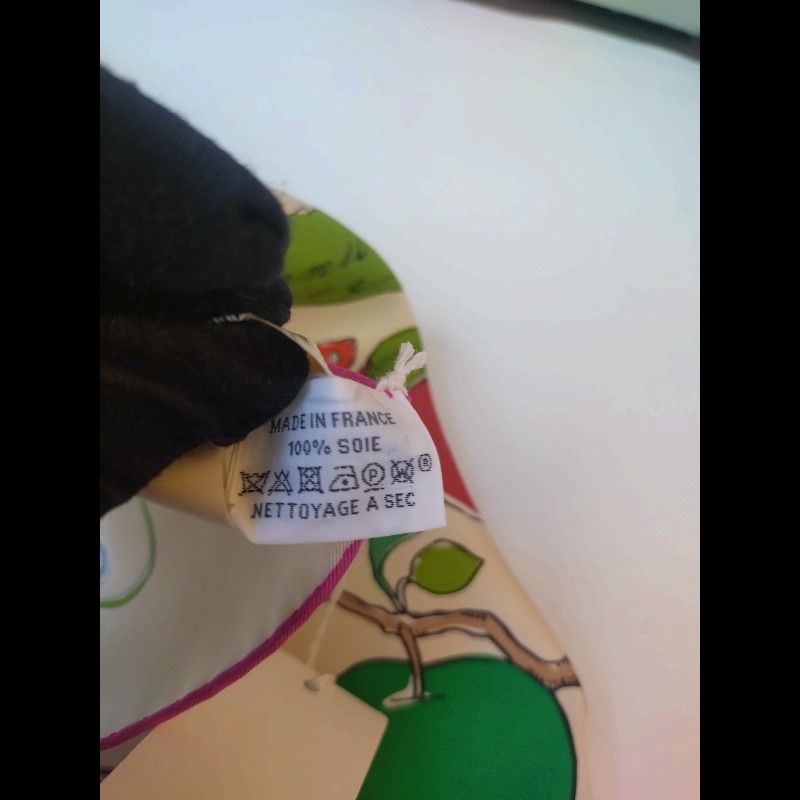 Hermes 奶油底色蘋果樹馬動物方絲巾 90-11