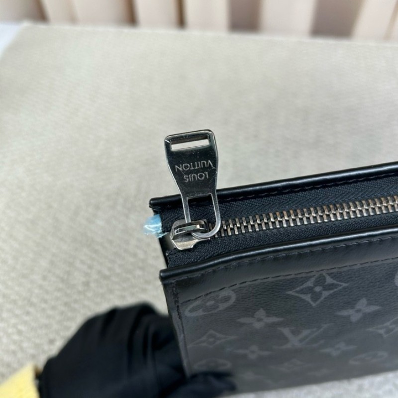 LV路易威登手拿包洗漱包 經典黑花配黑色皮革 低調奢華 內裡乾淨整潔 容量實用-17