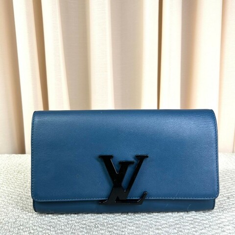 LV路易威登牛皮純色LV標誌手拿包 藍色搭配黑色logo 低調有氣質 內裏卡位充足 容量實用 日常百搭