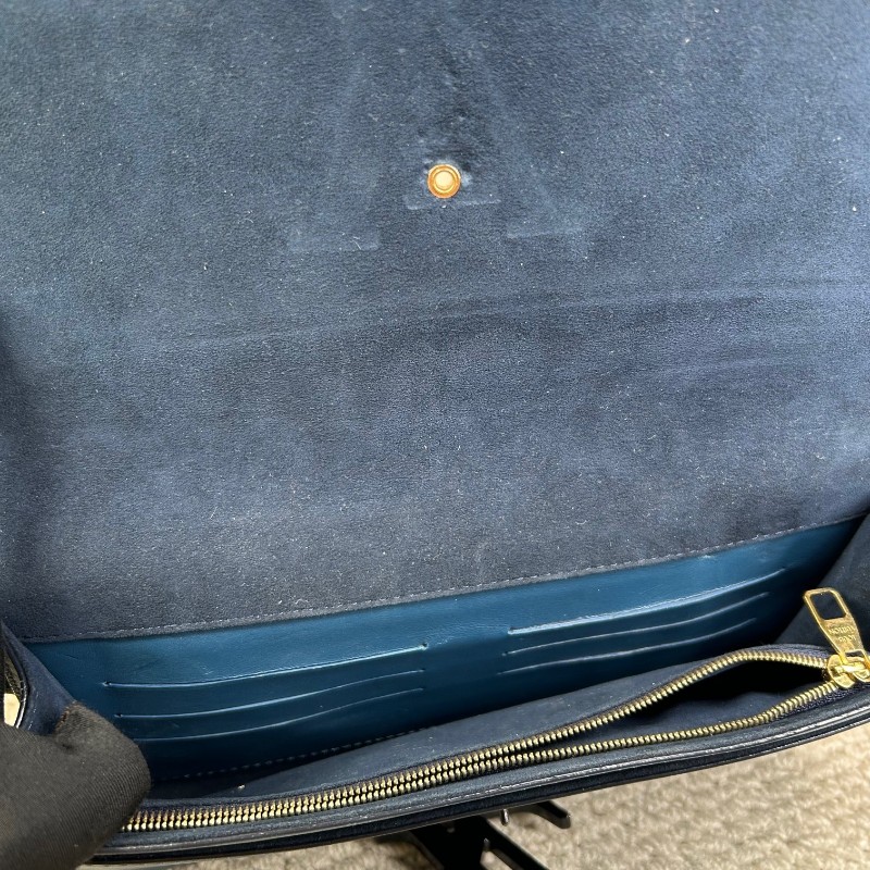 LV路易威登牛皮純色LV標誌手拿包 藍色搭配黑色logo 低調有氣質 內裏卡位充足 容量實用 日常百搭-13