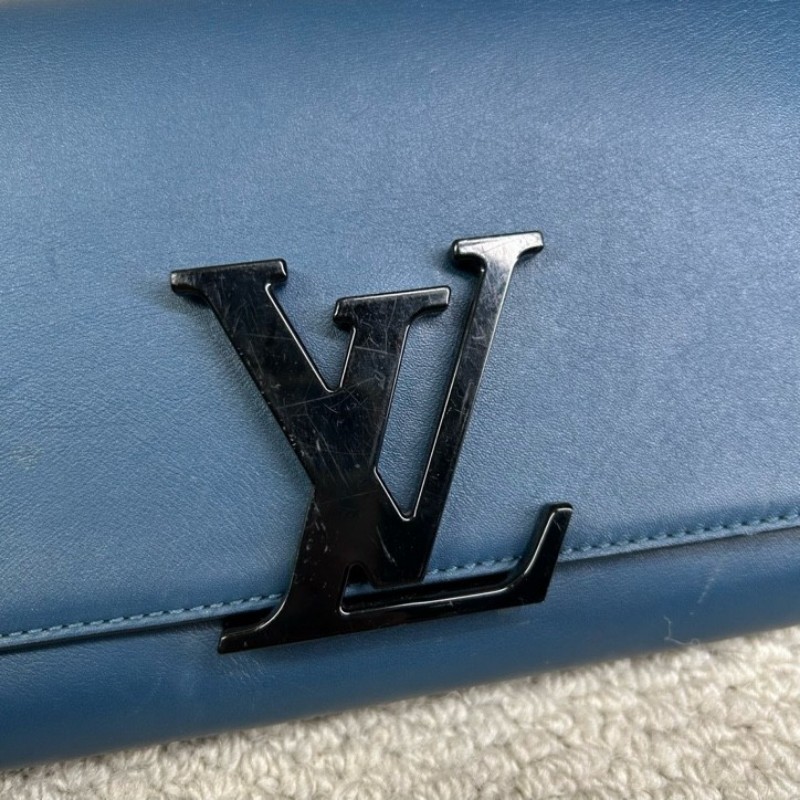 LV路易威登牛皮純色LV標誌手拿包 藍色搭配黑色logo 低調有氣質 內裏卡位充足 容量實用 日常百搭-14