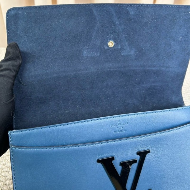 LV路易威登牛皮純色LV標誌手拿包 藍色搭配黑色logo 低調有氣質 內裏卡位充足 容量實用 日常百搭-16