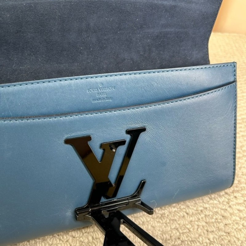LV路易威登牛皮純色LV標誌手拿包 藍色搭配黑色logo 低調有氣質 內裏卡位充足 容量實用 日常百搭-17
