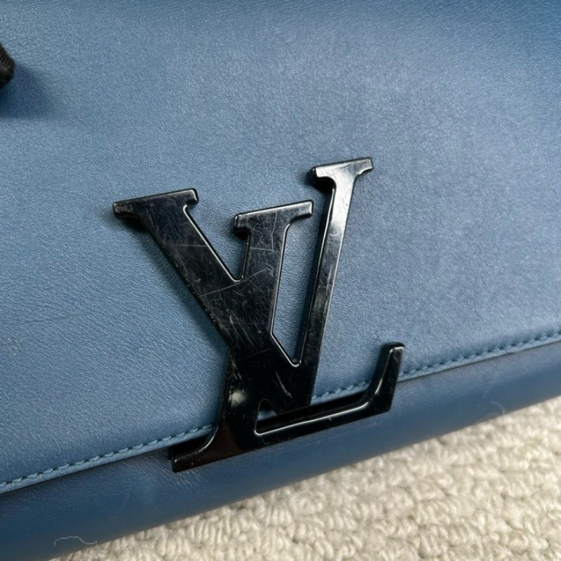 LV路易威登牛皮純色LV標誌手拿包 藍色搭配黑色logo 低調有氣質 內裏卡位充足 容量實用 日常百搭-18