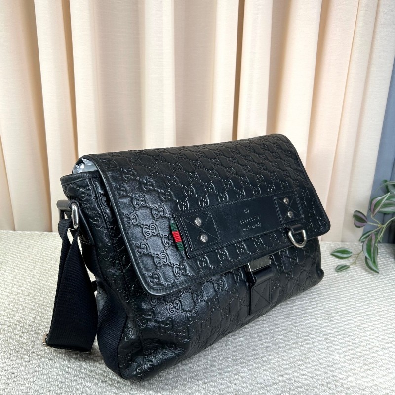 Gucci古馳黑色全皮壓花郵差包 容量大 能裝電腦 日常通勤、出門都能用 肩帶可調節 金屬扣設計 可單肩可斜挎 商務休閒都合適-2
