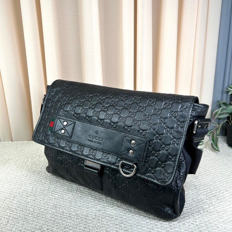 Gucci古馳黑色全皮壓花郵差包 容量大 能裝電腦 日常通勤、出門都能用 肩帶可調節 金屬扣設計 可單肩可斜挎 商務休閒都合適-3