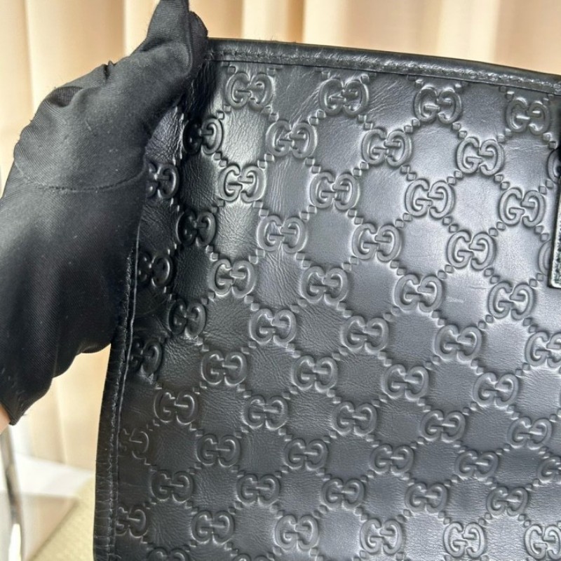 Gucci古馳黑色全皮壓花郵差包 容量大 能裝電腦 日常通勤、出門都能用 肩帶可調節 金屬扣設計 可單肩可斜挎 商務休閒都合適-4