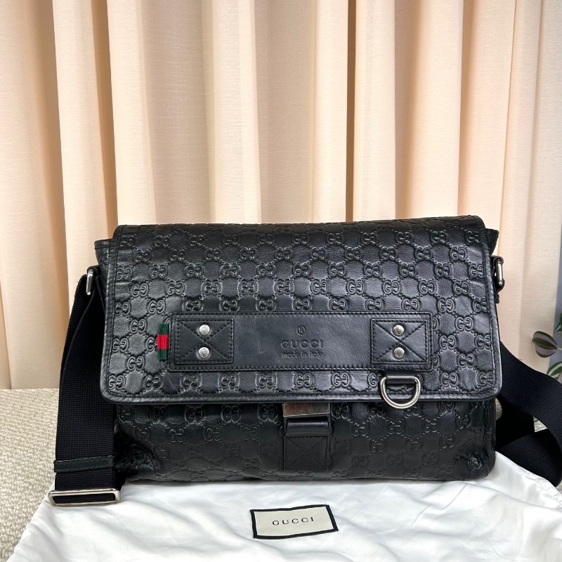 Gucci古馳黑色全皮壓花郵差包 容量大 能裝電腦 日常通勤、出門都能用 肩帶可調節 金屬扣設計 可單肩可斜挎 商務休閒都合適-5