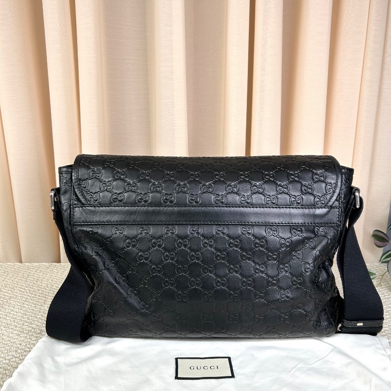 Gucci古馳黑色全皮壓花郵差包 容量大 能裝電腦 日常通勤、出門都能用 肩帶可調節 金屬扣設計 可單肩可斜挎 商務休閒都合適-6