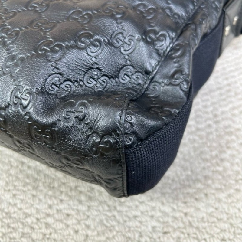 Gucci古馳黑色全皮壓花郵差包 容量大 能裝電腦 日常通勤、出門都能用 肩帶可調節 金屬扣設計 可單肩可斜挎 商務休閒都合適-8
