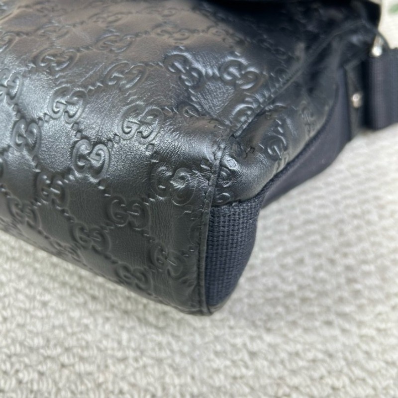 Gucci古馳黑色全皮壓花郵差包 容量大 能裝電腦 日常通勤、出門都能用 肩帶可調節 金屬扣設計 可單肩可斜挎 商務休閒都合適-9