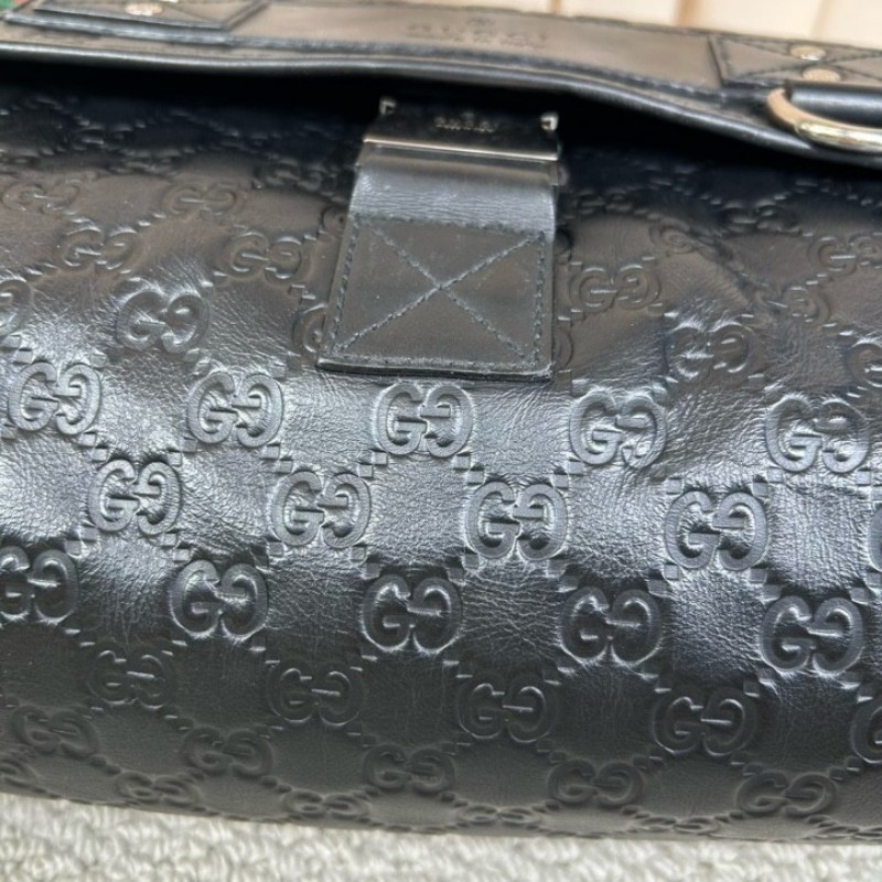 Gucci古馳黑色全皮壓花郵差包 容量大 能裝電腦 日常通勤、出門都能用 肩帶可調節 金屬扣設計 可單肩可斜挎 商務休閒都合適-10