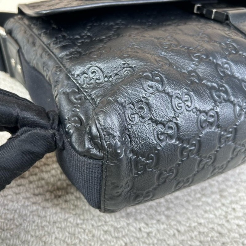 Gucci古馳黑色全皮壓花郵差包 容量大 能裝電腦 日常通勤、出門都能用 肩帶可調節 金屬扣設計 可單肩可斜挎 商務休閒都合適-11