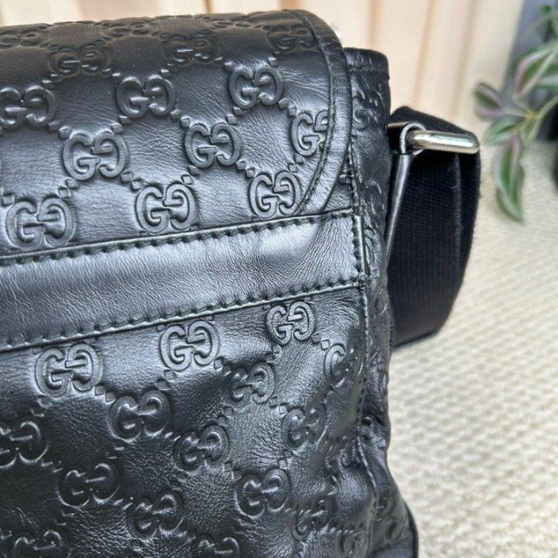 Gucci古馳黑色全皮壓花郵差包 容量大 能裝電腦 日常通勤、出門都能用 肩帶可調節 金屬扣設計 可單肩可斜挎 商務休閒都合適-12